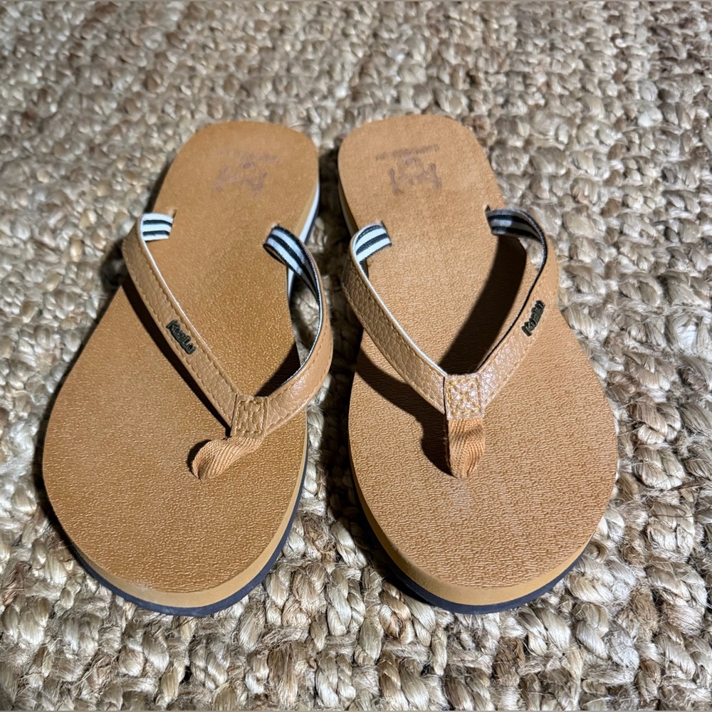 KuaiLu Women's Flip Flops Brown Foam Thong Sandals 9 beach summer tropical boho